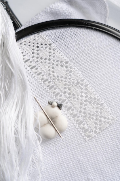 Ręcznie haftowana tkanina z delikatnym wzorem